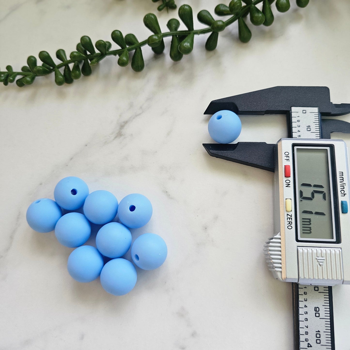 15mm blue acrylic beads (pack of 10)